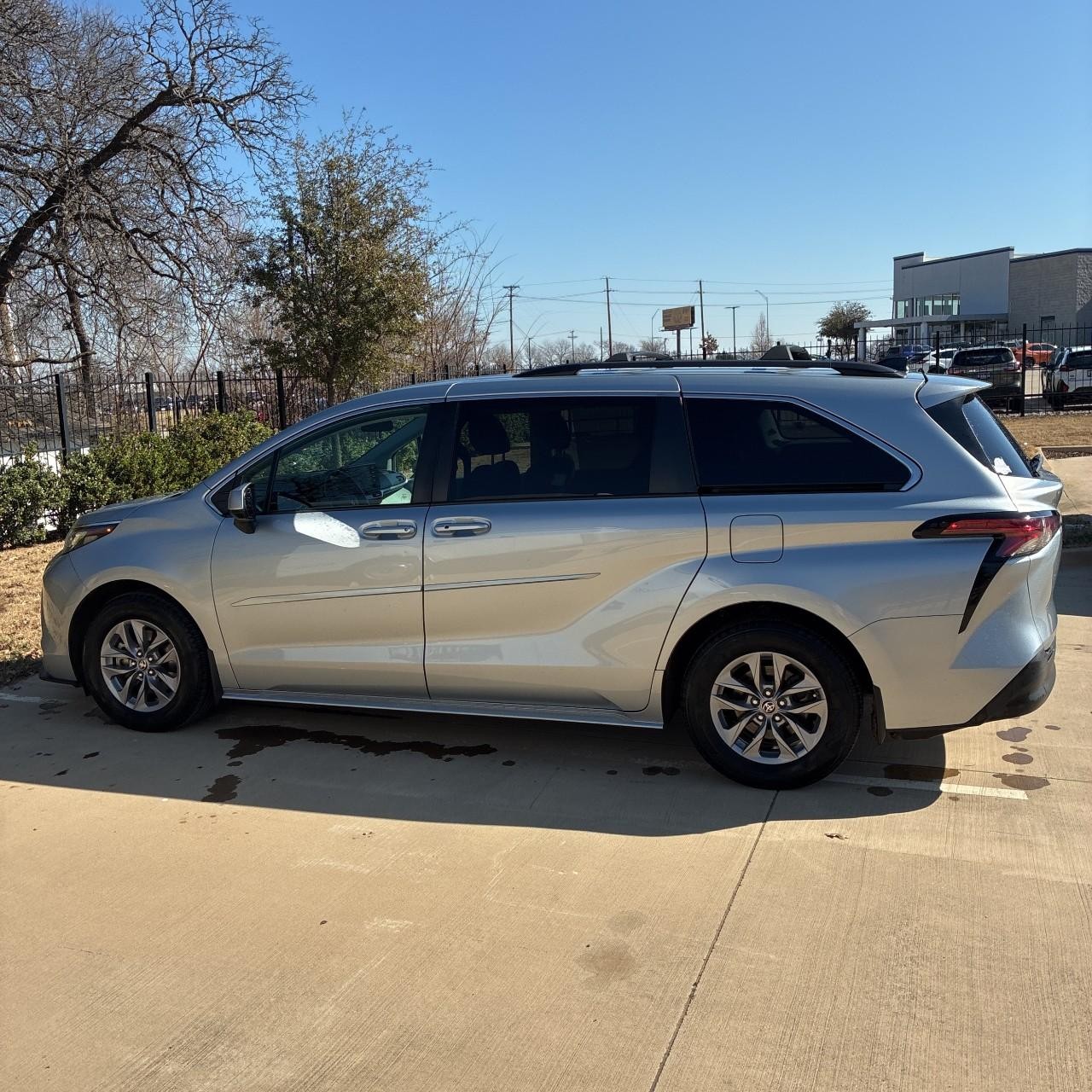 Toyota Sienna Vehicle Full-screen Gallery Image 2