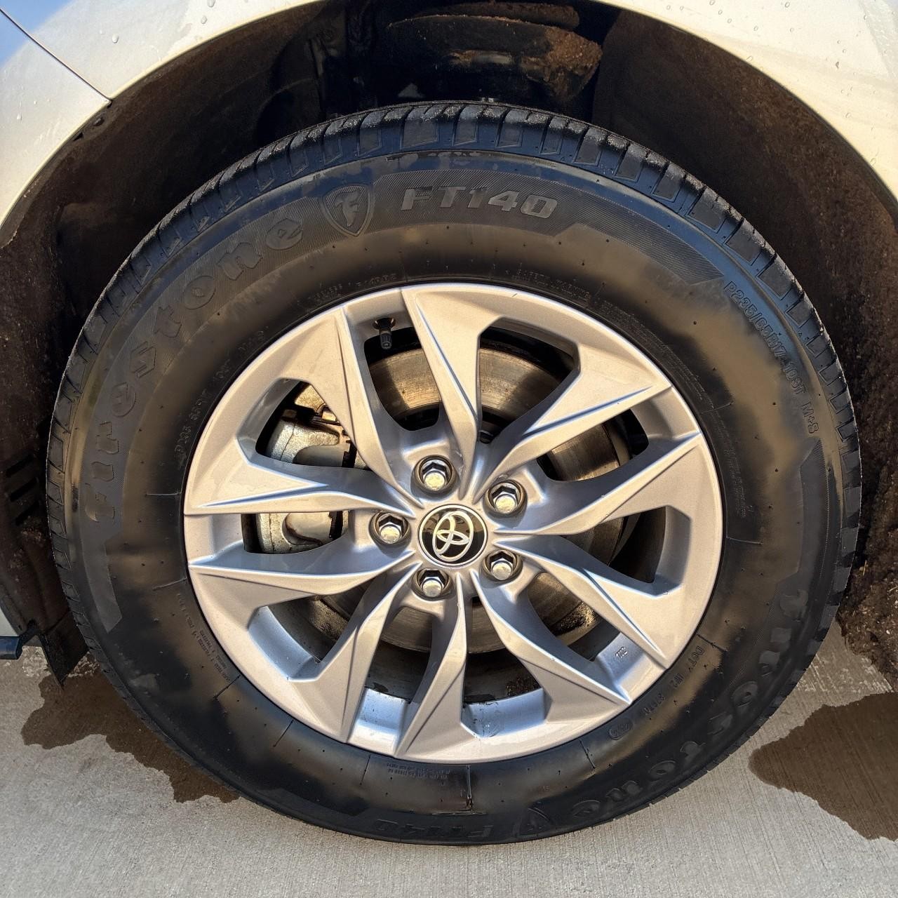 Toyota Sienna Vehicle Full-screen Gallery Image 9