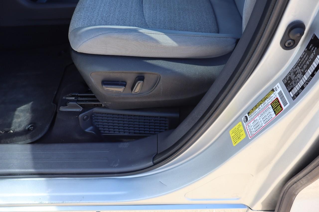 Toyota Sienna Vehicle Full-screen Gallery Image 10