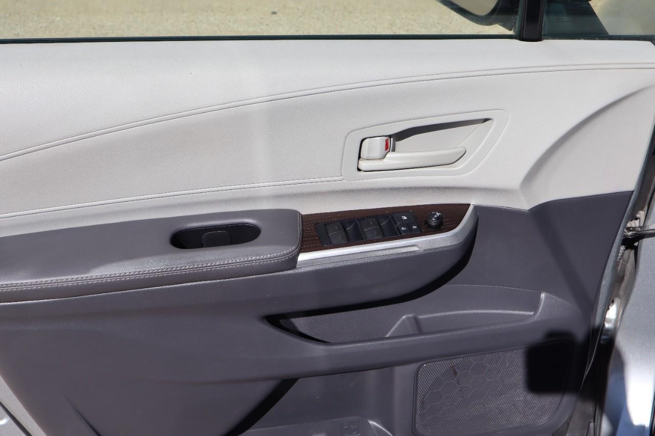 Toyota Sienna Vehicle Full-screen Gallery Image 11