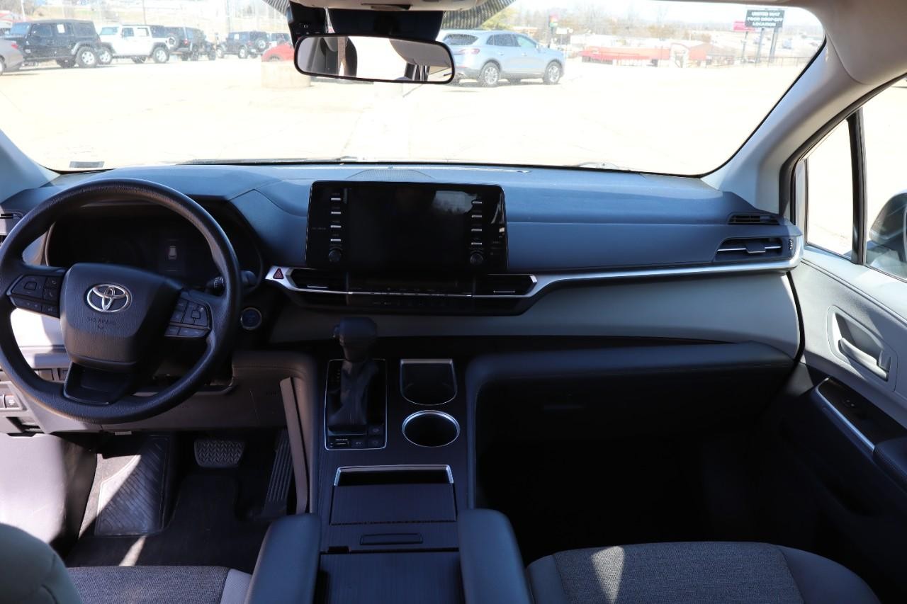 Toyota Sienna Vehicle Full-screen Gallery Image 12