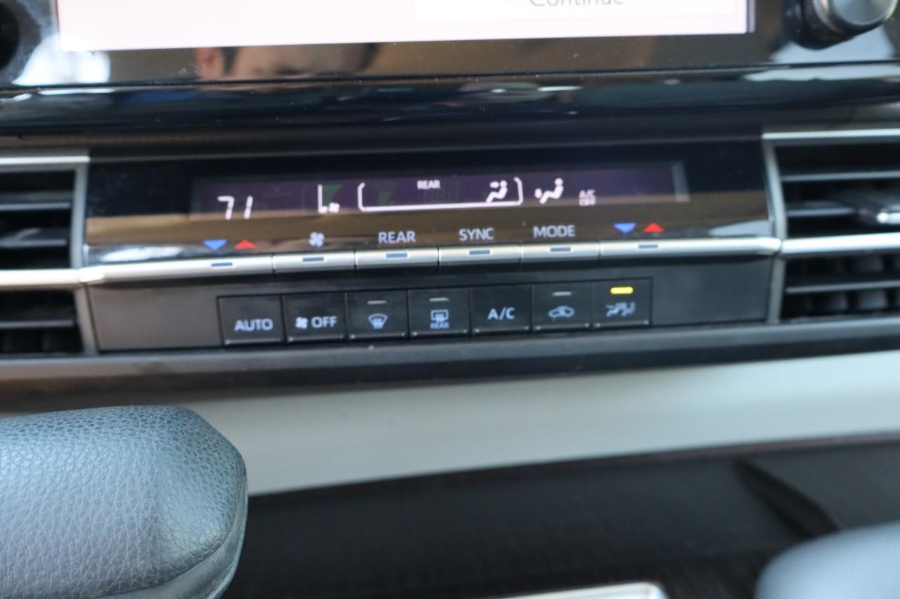 Toyota Sienna Vehicle Full-screen Gallery Image 16