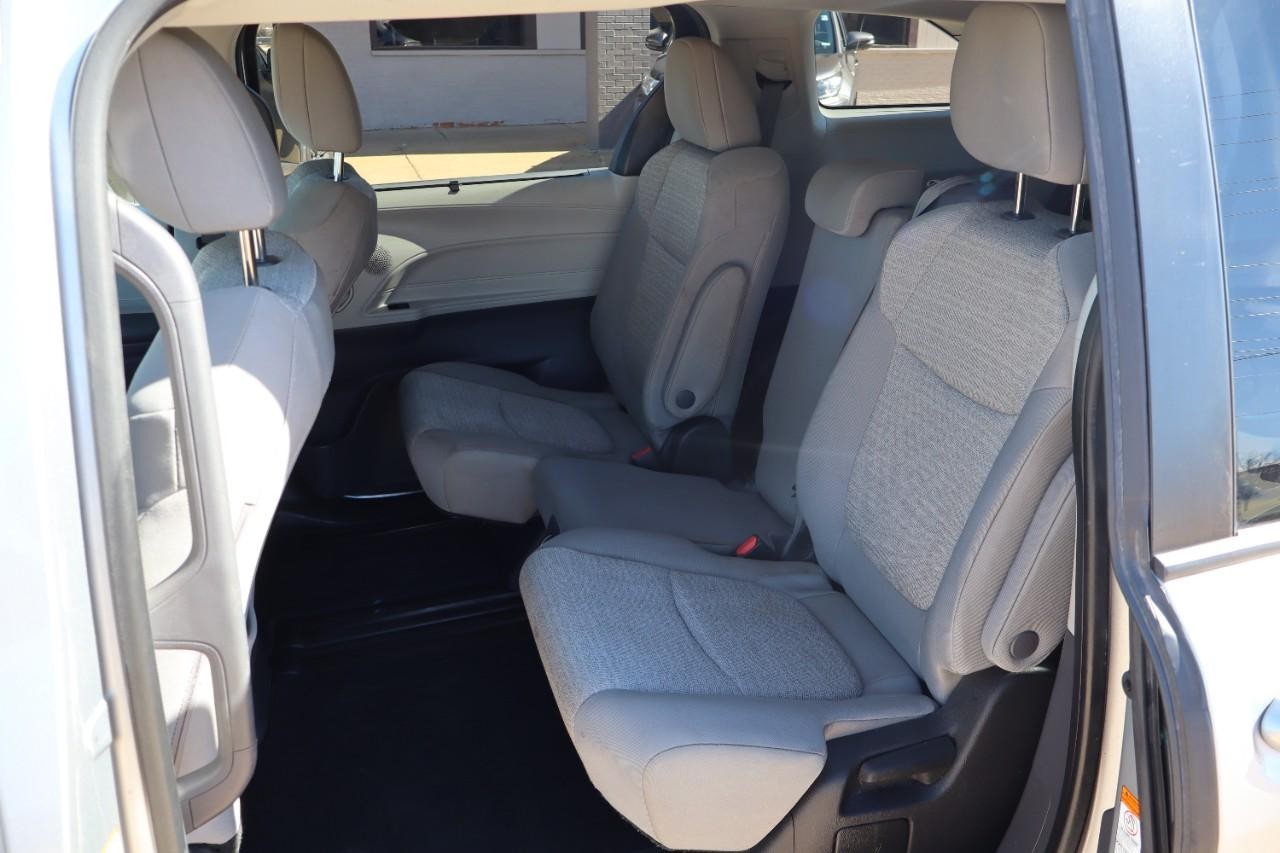 Toyota Sienna Vehicle Full-screen Gallery Image 18