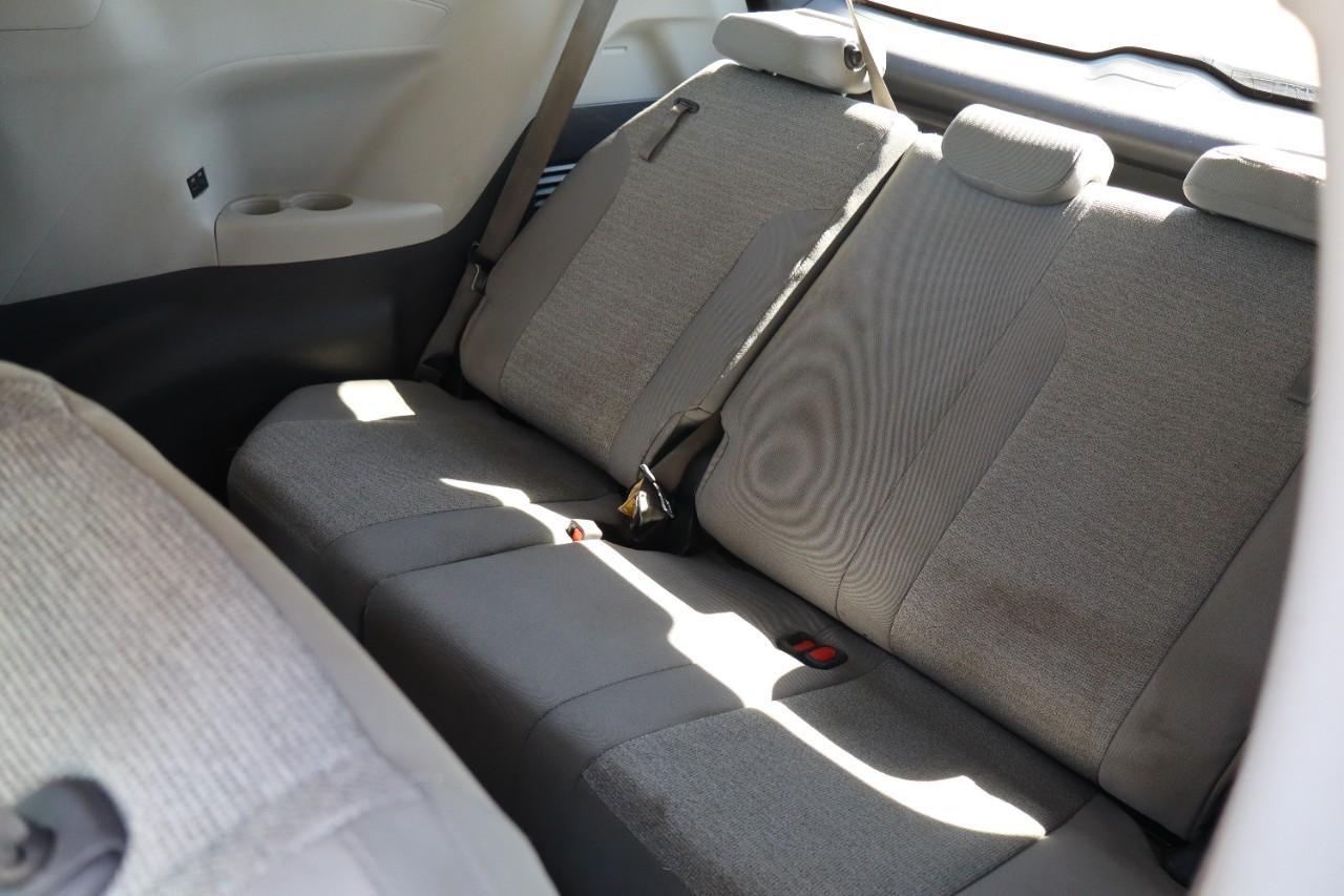 Toyota Sienna Vehicle Full-screen Gallery Image 19