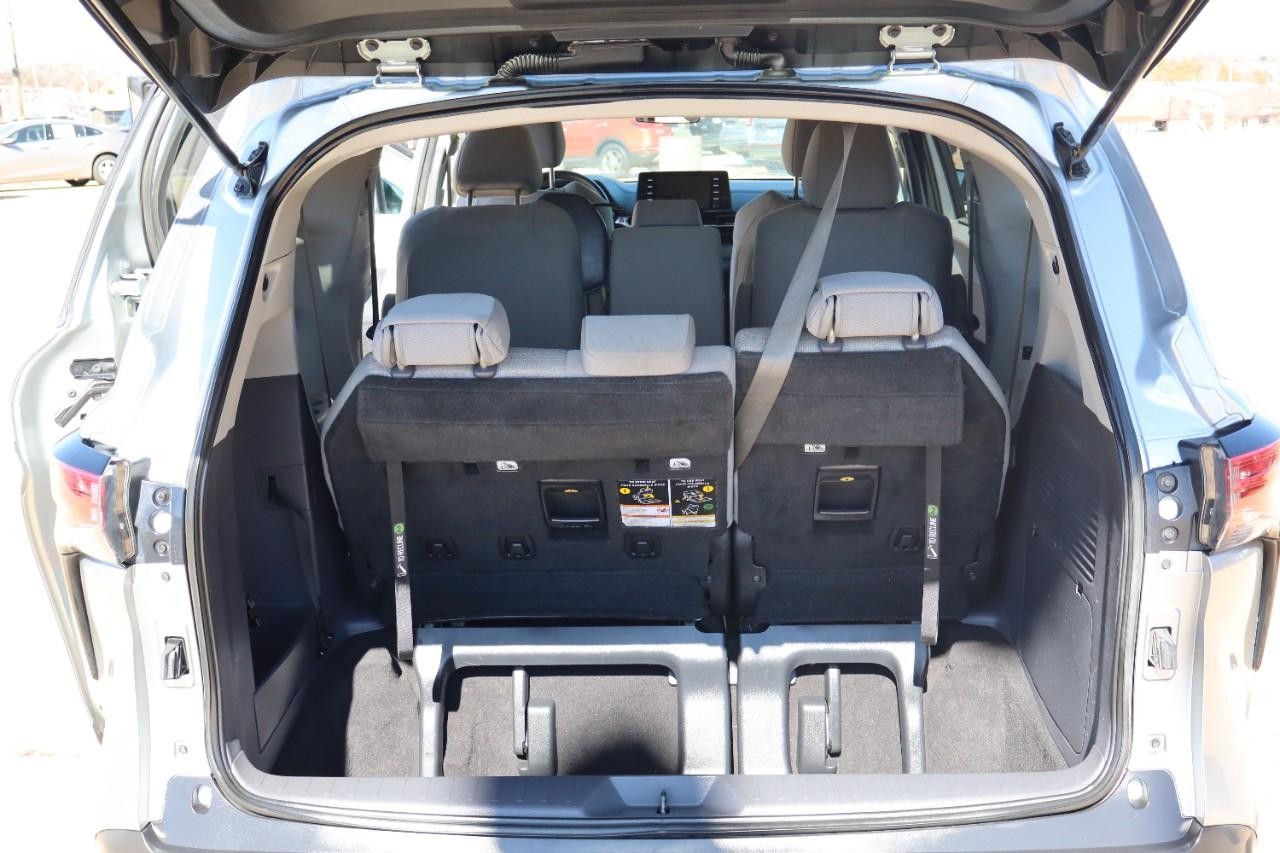 Toyota Sienna Vehicle Full-screen Gallery Image 20