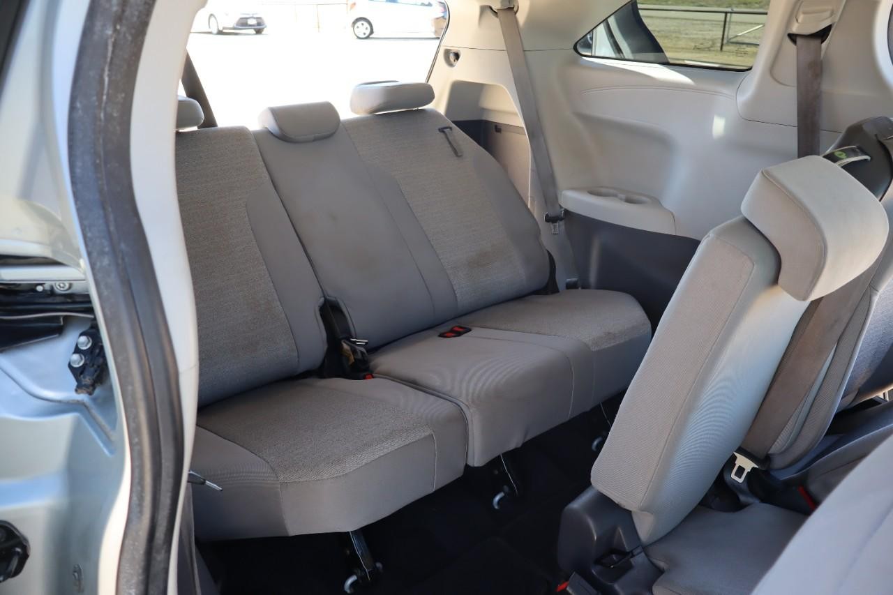 Toyota Sienna Vehicle Full-screen Gallery Image 21