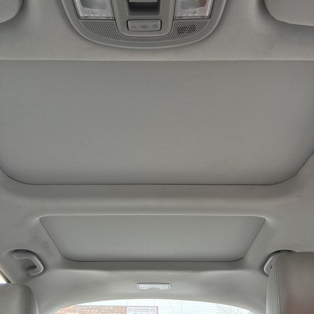 Kia Optima Vehicle Full-screen Gallery Image 14