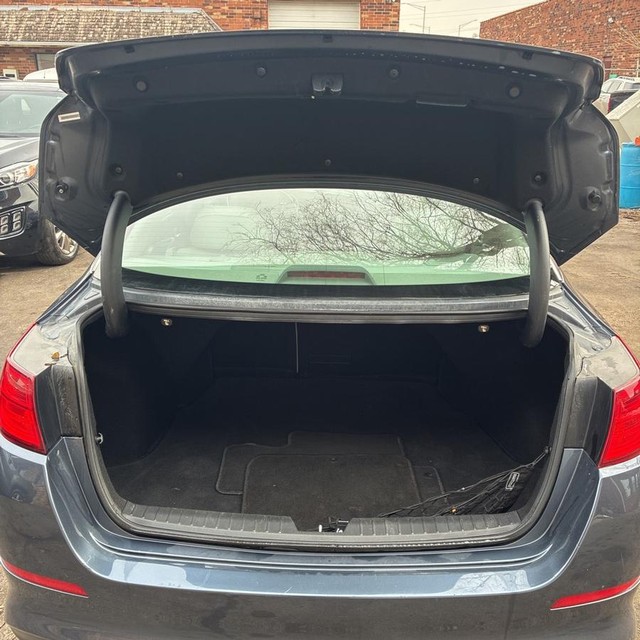 Kia Optima Vehicle Full-screen Gallery Image 15