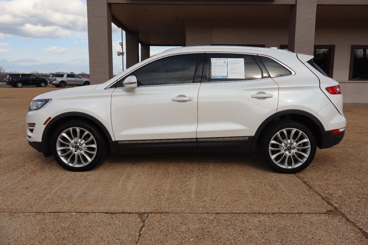 Lincoln MKC Vehicle Full-screen Gallery Image 2