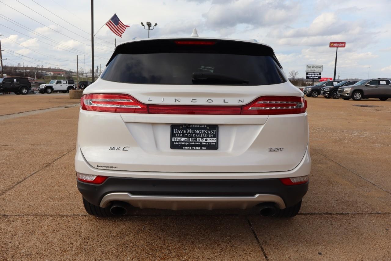 Lincoln MKC Vehicle Full-screen Gallery Image 4