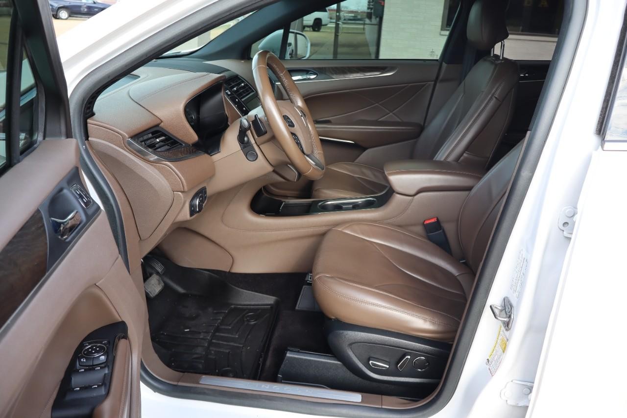 Lincoln MKC Vehicle Full-screen Gallery Image 9