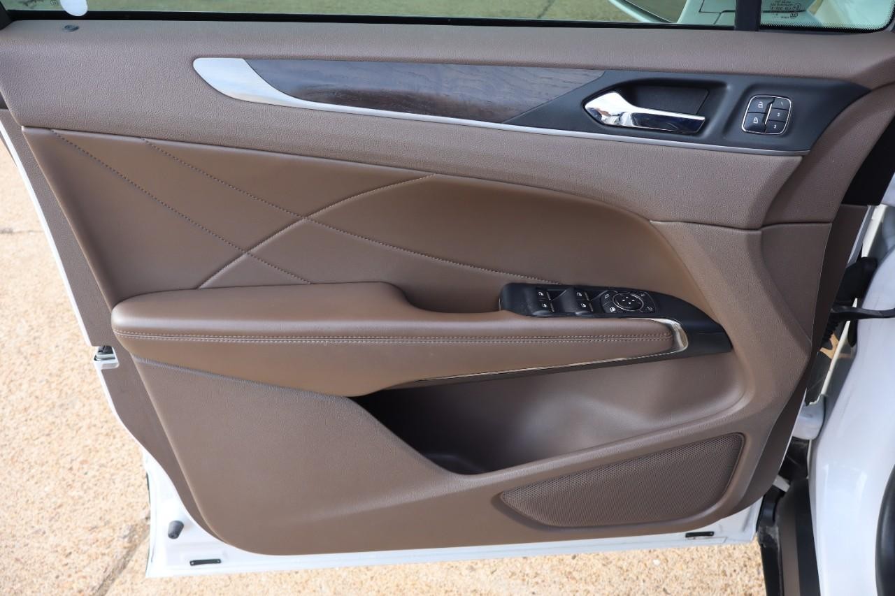 Lincoln MKC Vehicle Full-screen Gallery Image 10