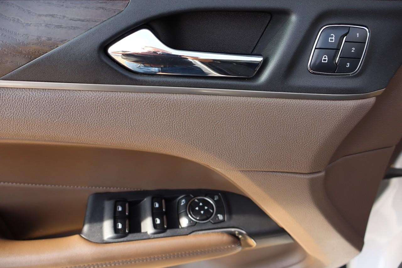 Lincoln MKC Vehicle Full-screen Gallery Image 11