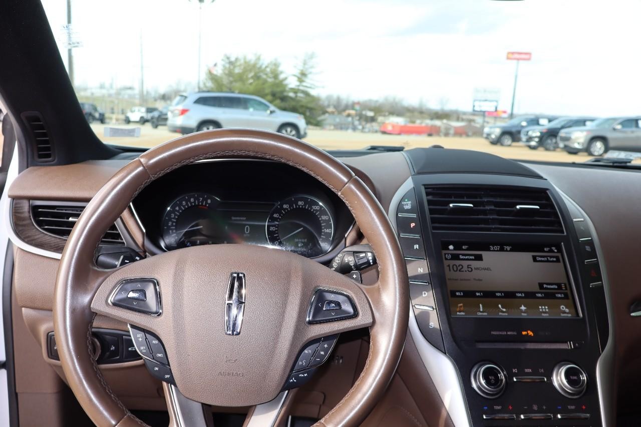 Lincoln MKC Vehicle Full-screen Gallery Image 12