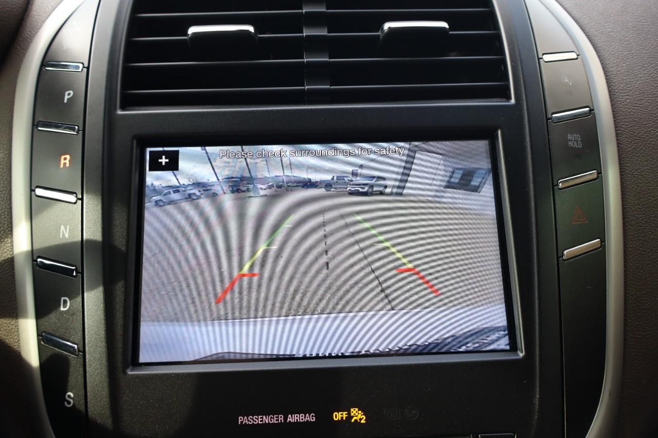 Lincoln MKC Vehicle Full-screen Gallery Image 15