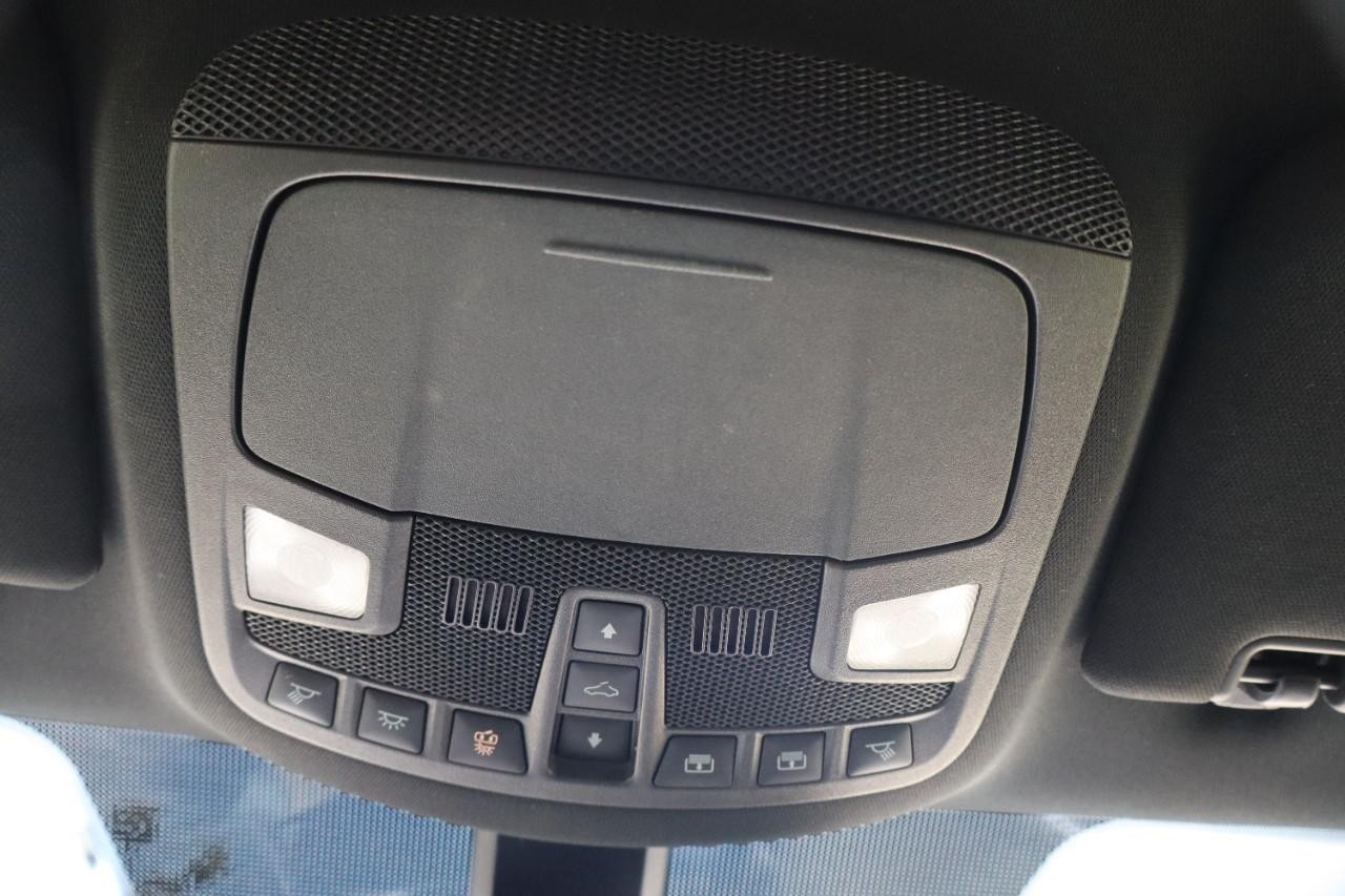 Lincoln MKC Vehicle Full-screen Gallery Image 18