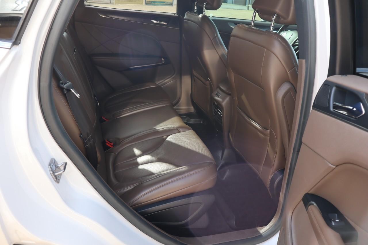 Lincoln MKC Vehicle Full-screen Gallery Image 23