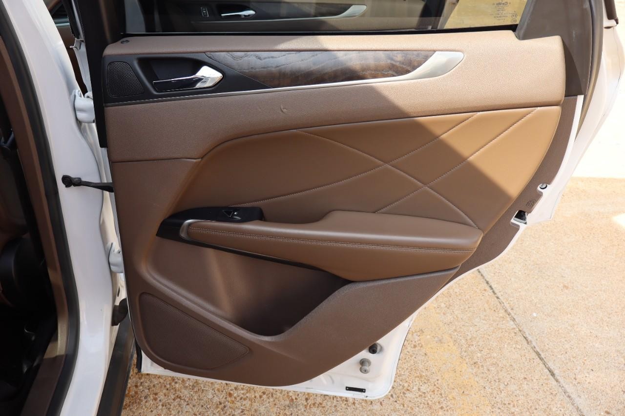 Lincoln MKC Vehicle Full-screen Gallery Image 24