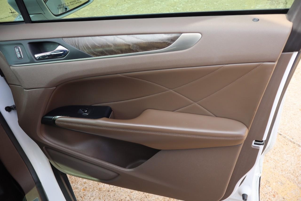 Lincoln MKC Vehicle Full-screen Gallery Image 26