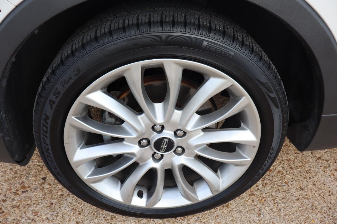 Lincoln MKC Vehicle Full-screen Gallery Image 28