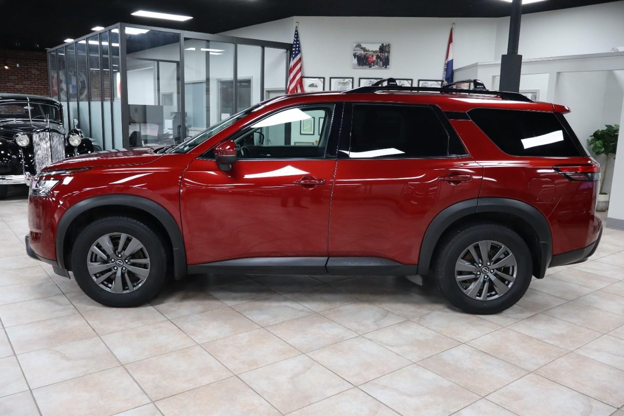 Nissan Pathfinder Vehicle Full-screen Gallery Image 2