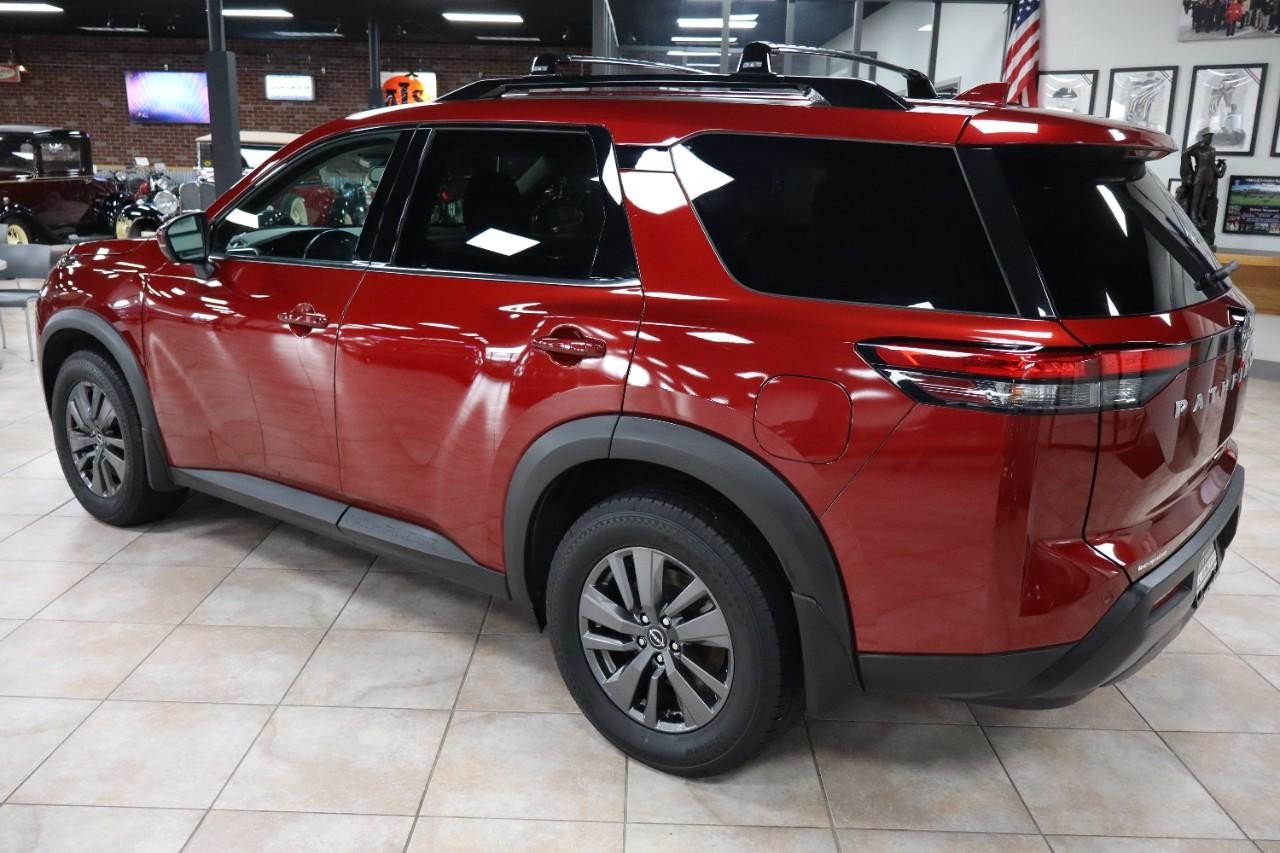 Nissan Pathfinder Vehicle Full-screen Gallery Image 3