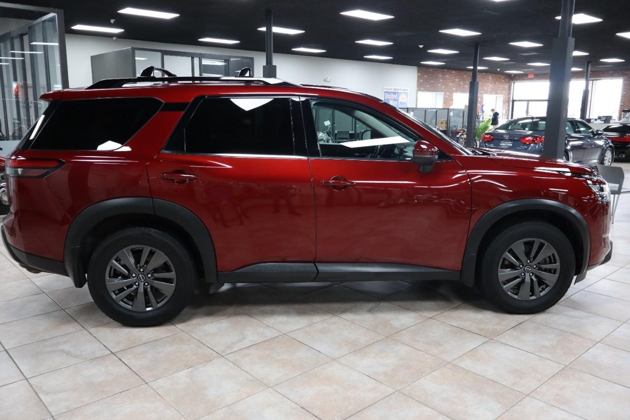 Nissan Pathfinder Vehicle Full-screen Gallery Image 6