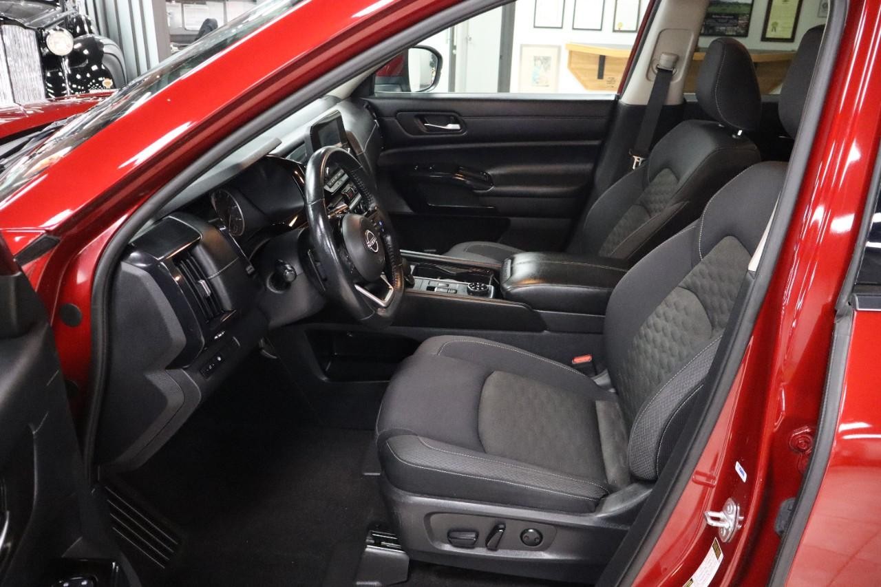 Nissan Pathfinder Vehicle Full-screen Gallery Image 9