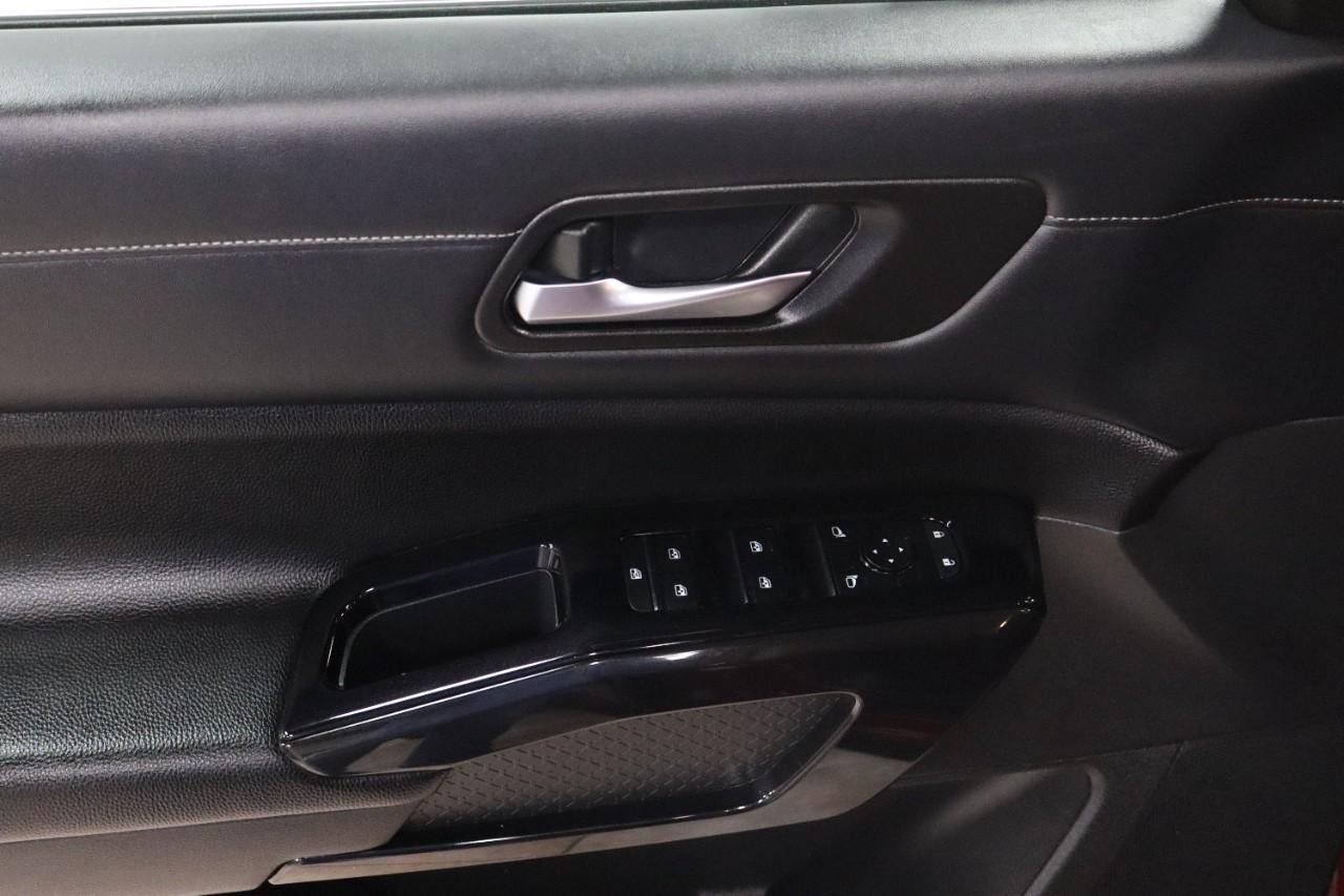 Nissan Pathfinder Vehicle Full-screen Gallery Image 11