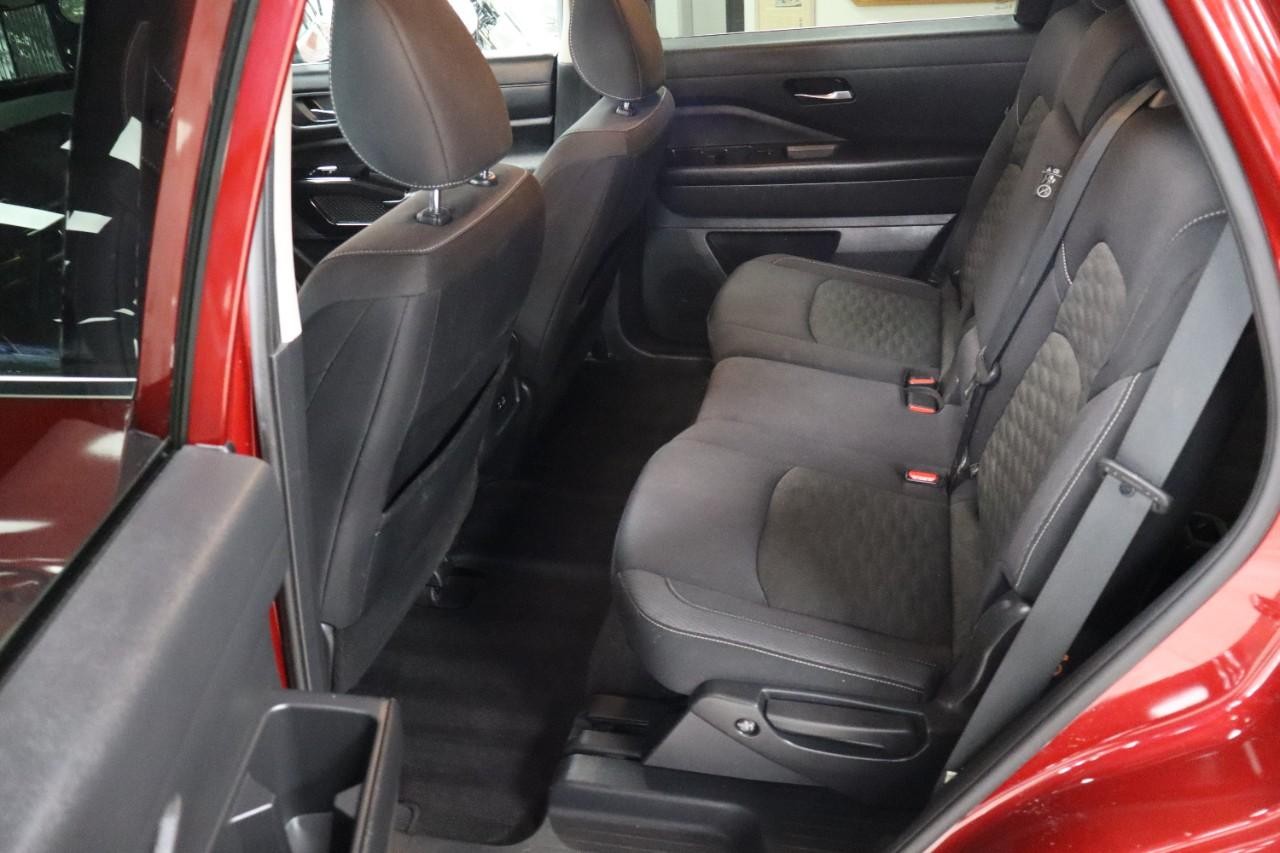 Nissan Pathfinder Vehicle Full-screen Gallery Image 18