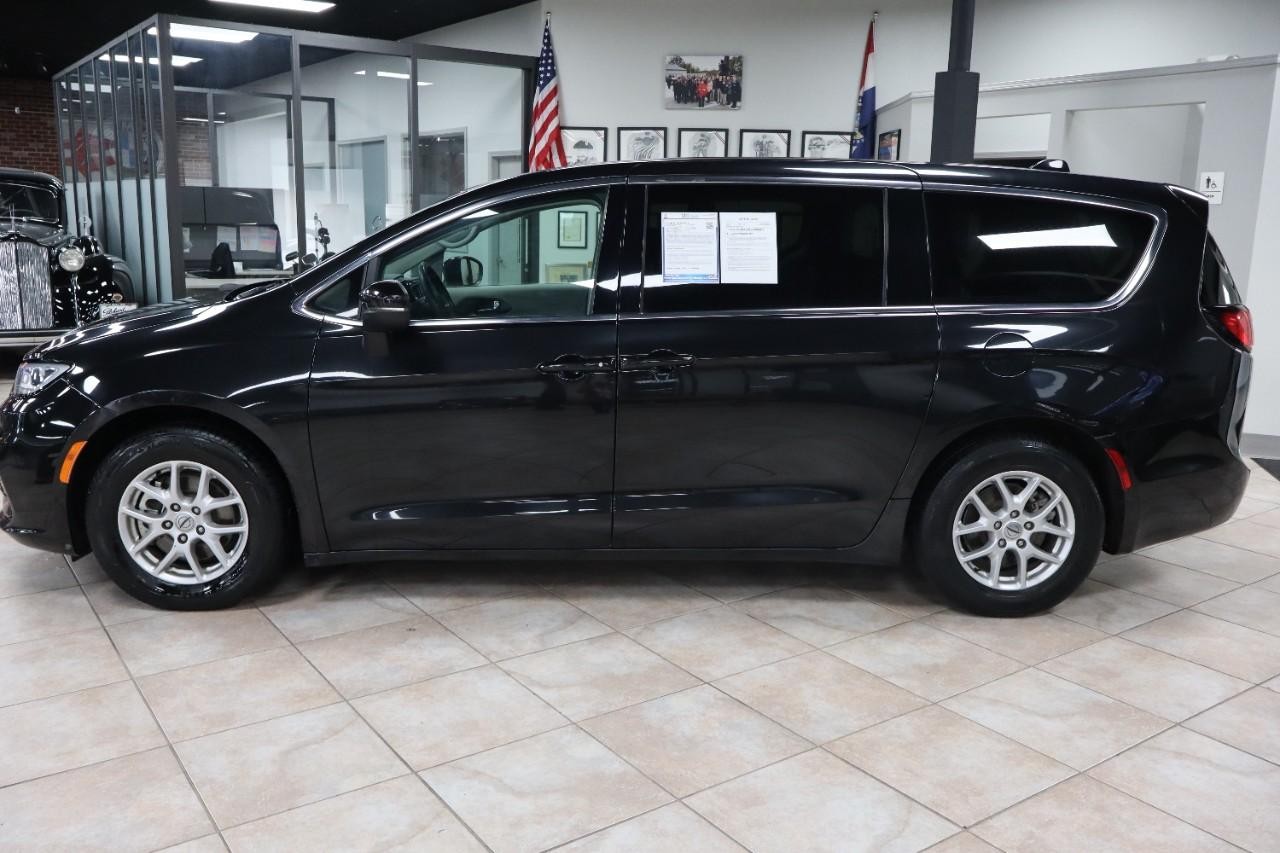 Chrysler Pacifica Vehicle Full-screen Gallery Image 2