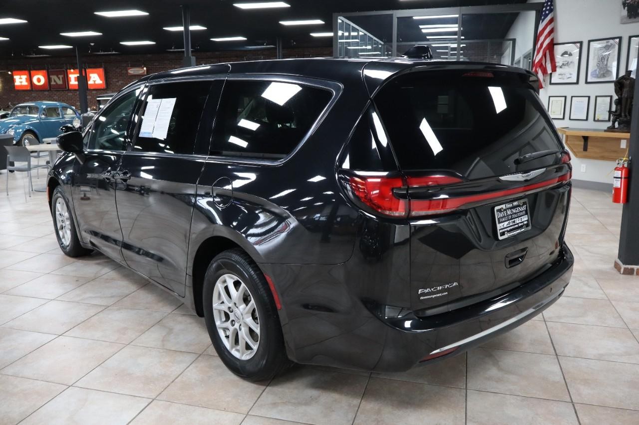 Chrysler Pacifica Vehicle Full-screen Gallery Image 3