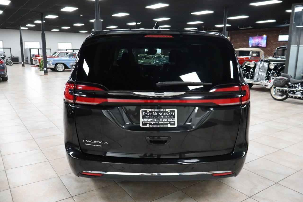 Chrysler Pacifica Vehicle Full-screen Gallery Image 4