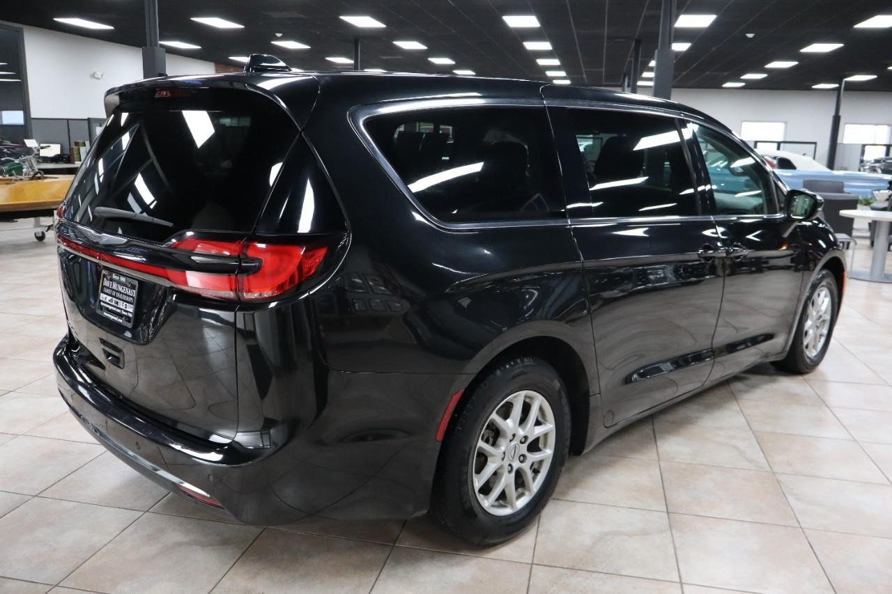 Chrysler Pacifica Vehicle Full-screen Gallery Image 5