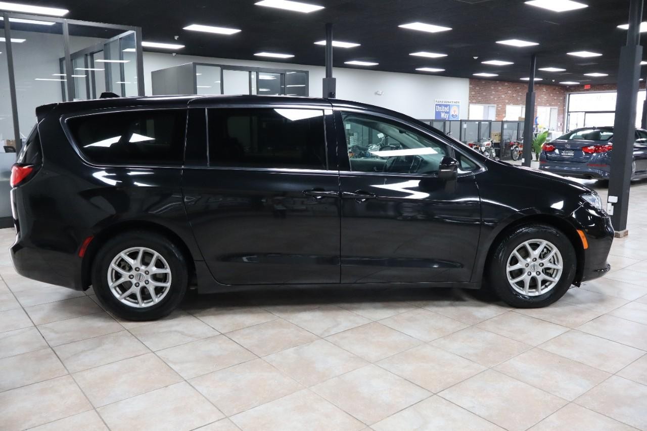 Chrysler Pacifica Vehicle Full-screen Gallery Image 6