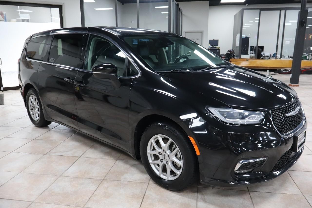 Chrysler Pacifica Vehicle Full-screen Gallery Image 7