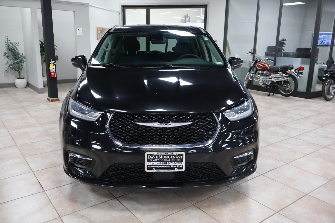 Chrysler Pacifica Vehicle Full-screen Gallery Image 8