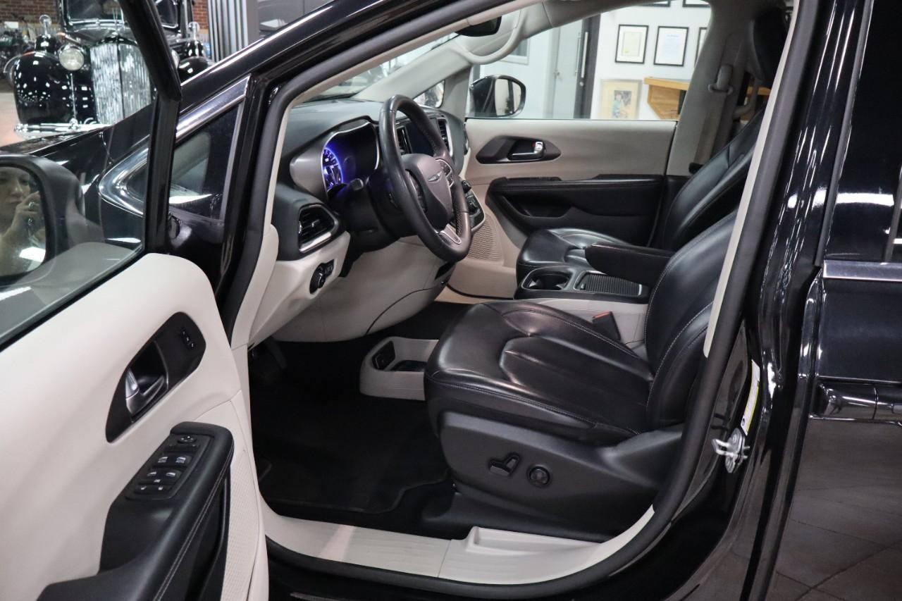 Chrysler Pacifica Vehicle Full-screen Gallery Image 9