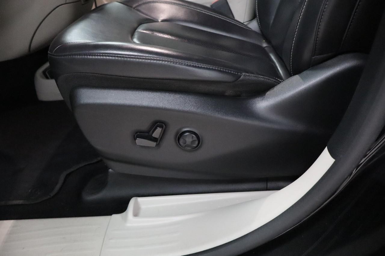 Chrysler Pacifica Vehicle Full-screen Gallery Image 11