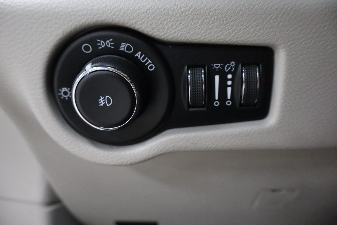 Chrysler Pacifica Vehicle Full-screen Gallery Image 12