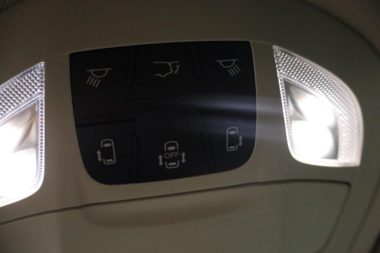 Chrysler Pacifica Vehicle Full-screen Gallery Image 13