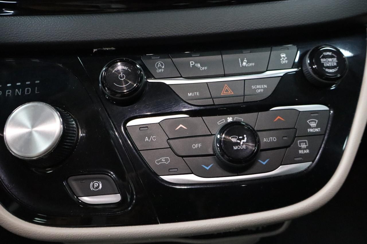 Chrysler Pacifica Vehicle Full-screen Gallery Image 14