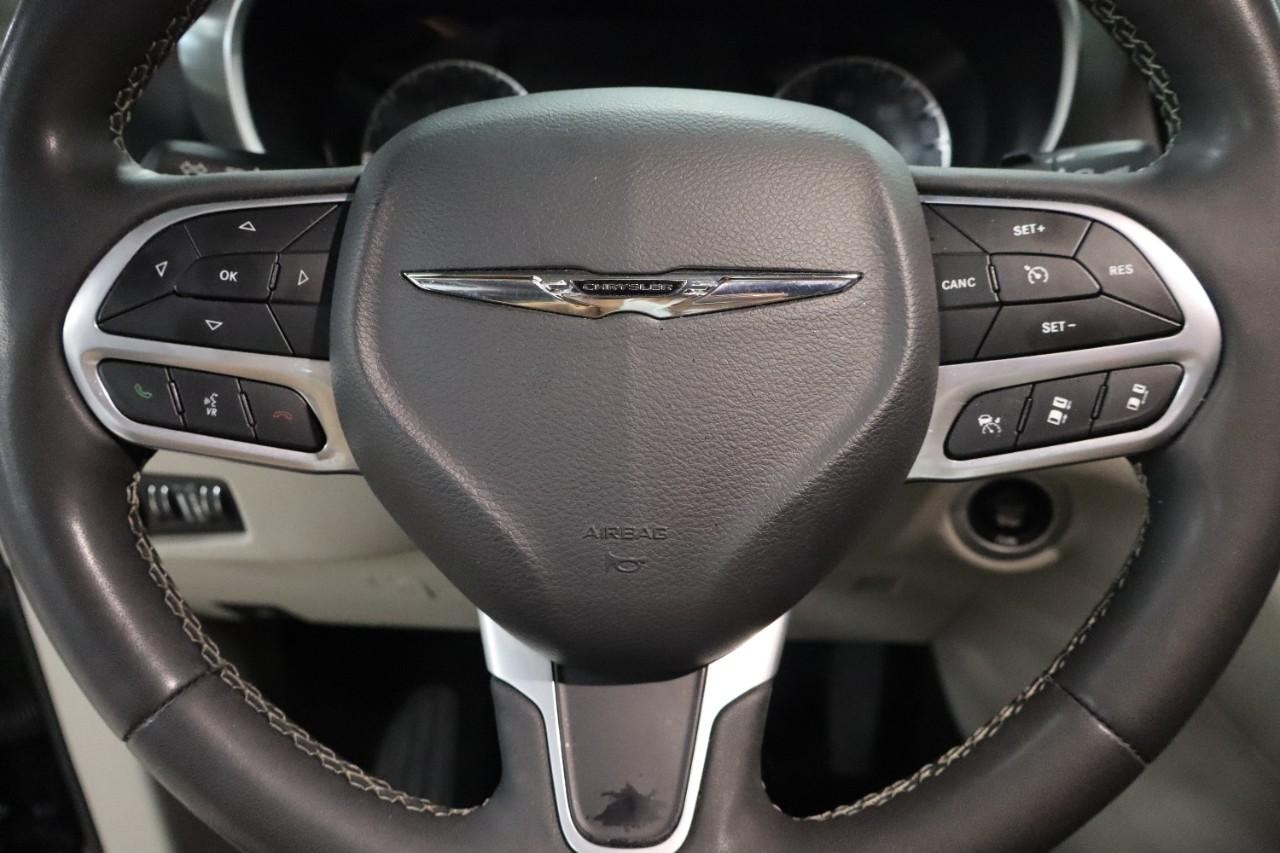 Chrysler Pacifica Vehicle Full-screen Gallery Image 15