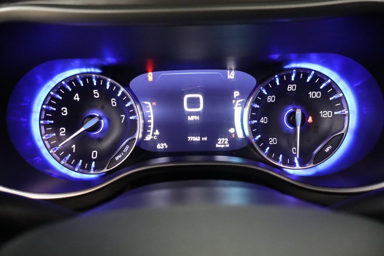 Chrysler Pacifica Vehicle Full-screen Gallery Image 16