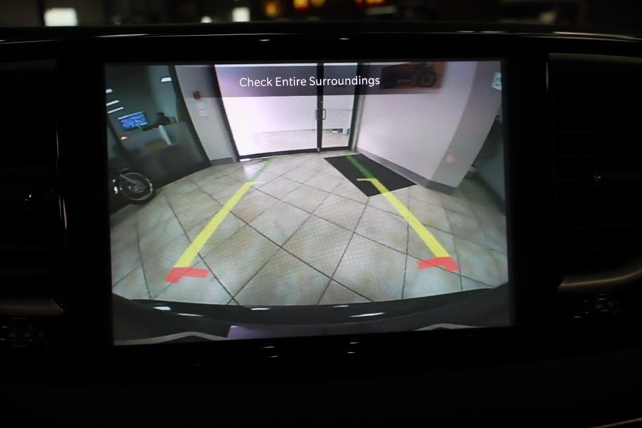 Chrysler Pacifica Vehicle Full-screen Gallery Image 17