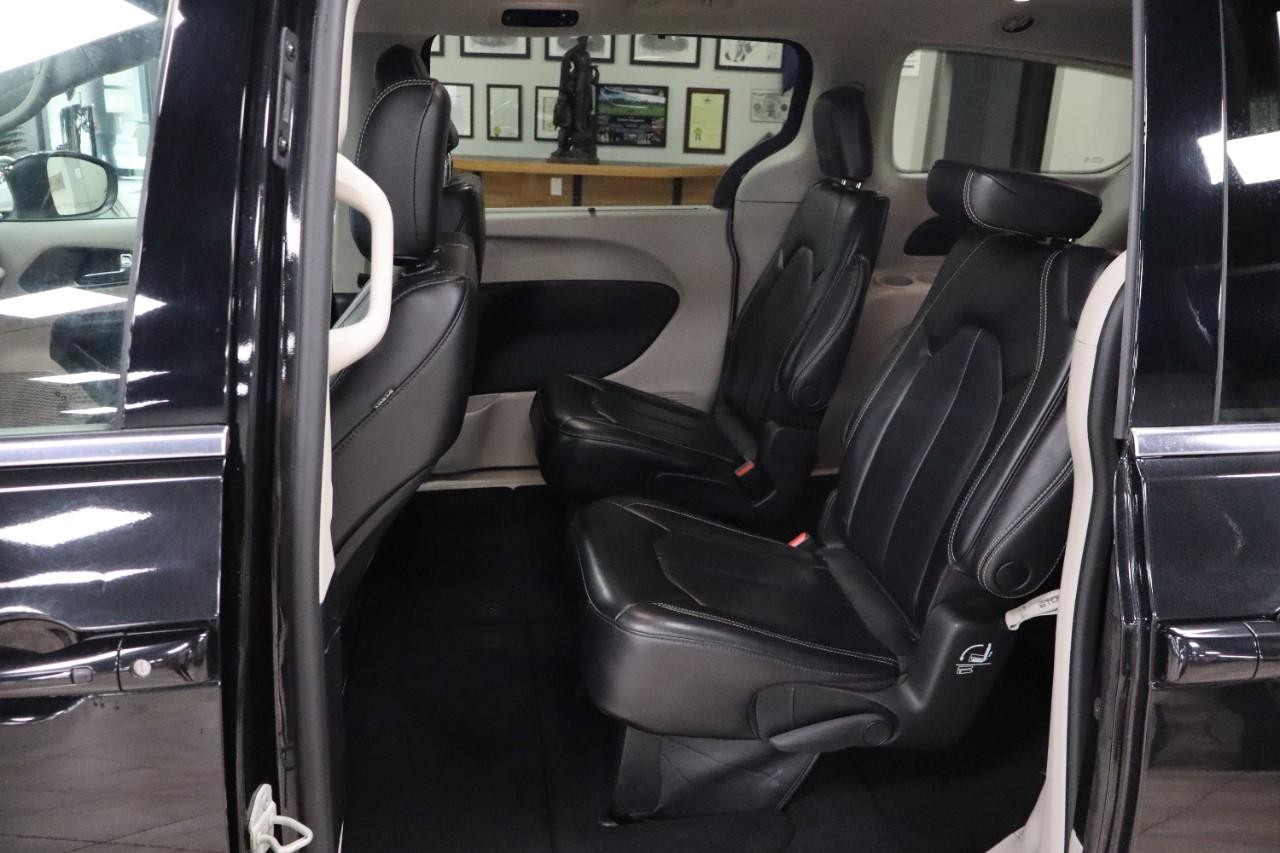 Chrysler Pacifica Vehicle Full-screen Gallery Image 18