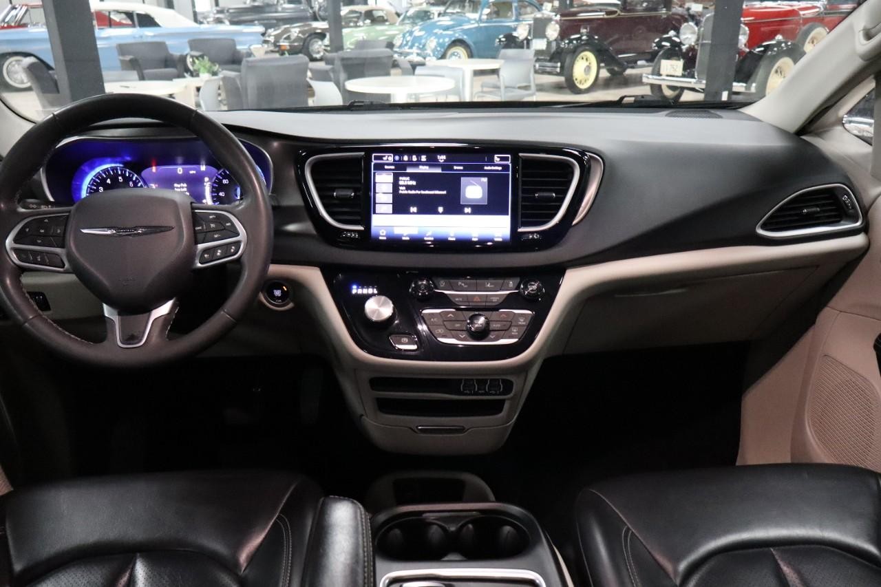 Chrysler Pacifica Vehicle Full-screen Gallery Image 19