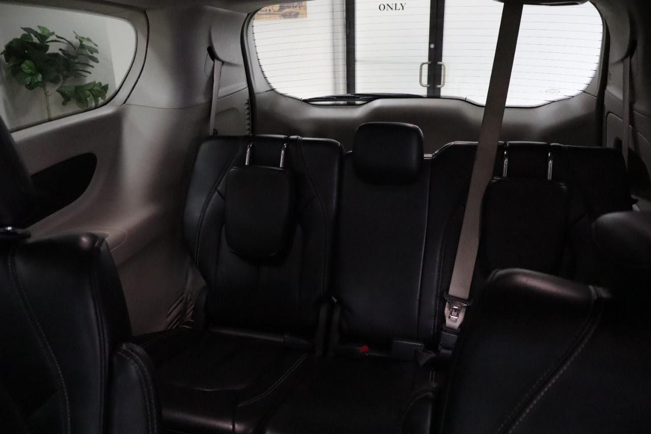 Chrysler Pacifica Vehicle Full-screen Gallery Image 21