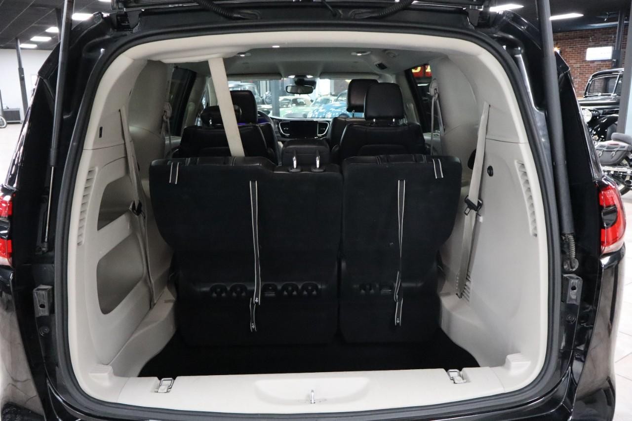 Chrysler Pacifica Vehicle Full-screen Gallery Image 23