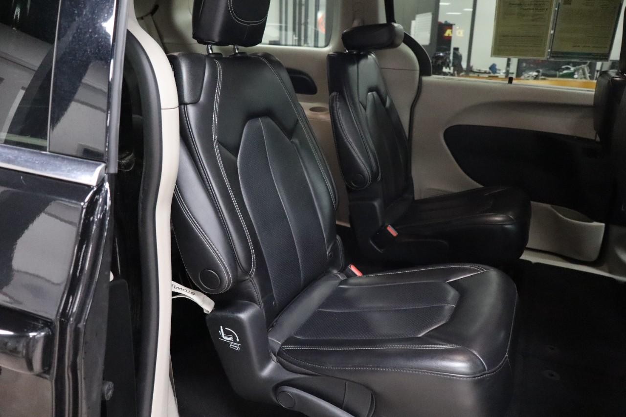 Chrysler Pacifica Vehicle Full-screen Gallery Image 26